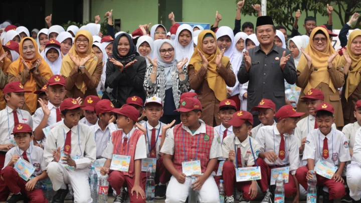 Ketua TP PKK Kota Bekasi Tinjau MPLS, Ajak Siswa Fokus Raih Cita-Cita dan Jauhi Perundungan
