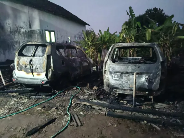 Menepi dan Tabrak Guard Rail, Range Rover Terbakar di Tol Malang-Surabaya 1 Diduga Korsleting Listrik, 3 Unit Kendaraan di Pasuruan Dilalap Si Jago Merah