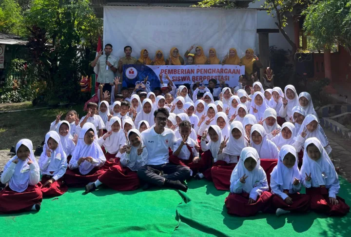 Dukung Pendidikan, PT Tirta Fresindo Jaya Pasuruan Plant 2 Beri Penghargaan Siswa Berprestasi