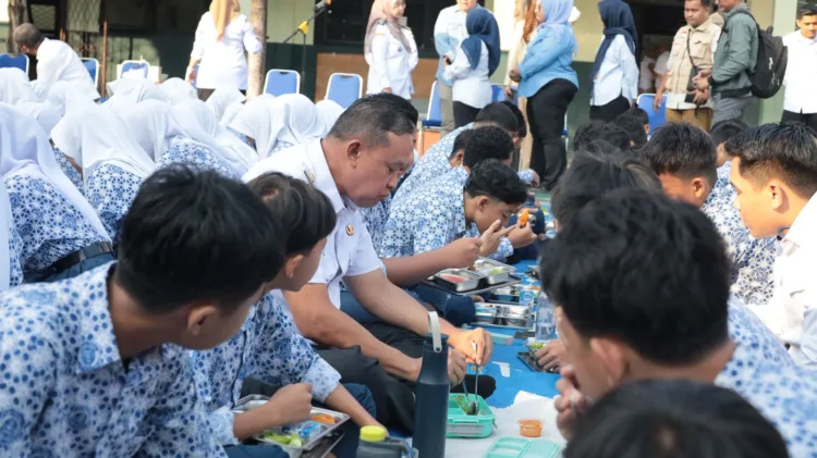 Pemkab dan Pemkot Bekasi Resmi Selesaikan Penyerahan Aset PDAM 1 Bawa Bekal dari Istri, Wali Kota Bekasi Makan Siang Bersama Pelajar, Seperti Apa Keseruannya?