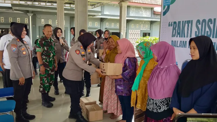Jaga Stabilitas Harga Beras di Kota Pasuruan, Polsek Bugul Kidul Gelar Gerakan Pangan Murah 1 AKP Marti didampingi Iptu Narti serahkan Baksos ke warga (BM)
