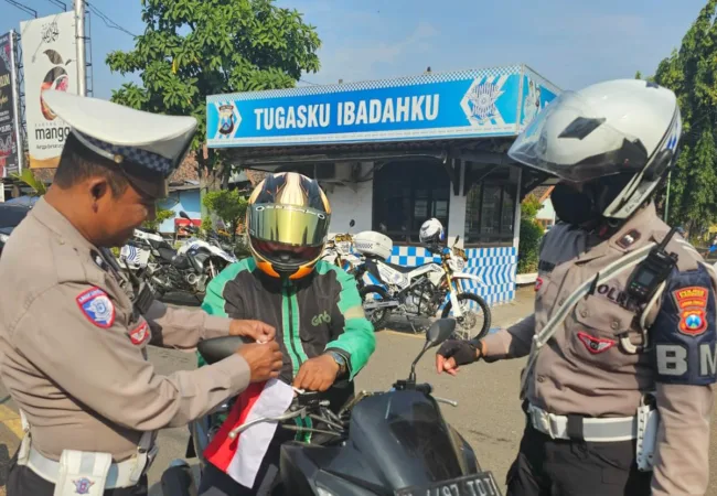 Dorong Semangat Nasionalisme Jelang HUT ke-80 RI, Polisi Bagikan 1.000 Bendara