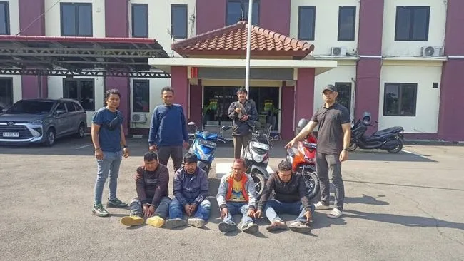 Respons Cepat Polsek dan Ketua Aing Pokja Bantar Gebang, Kasus Pencurian Pakaian Dalam Berujung Penyelesaian Kekeluargaan 1 Polisi amankan empat terduga pelaku perampasan (Frm)