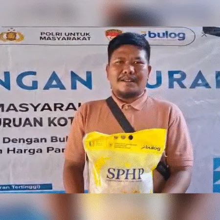 Warga setelah membeli beras di Mapolsek Bugul Kidul (BM)