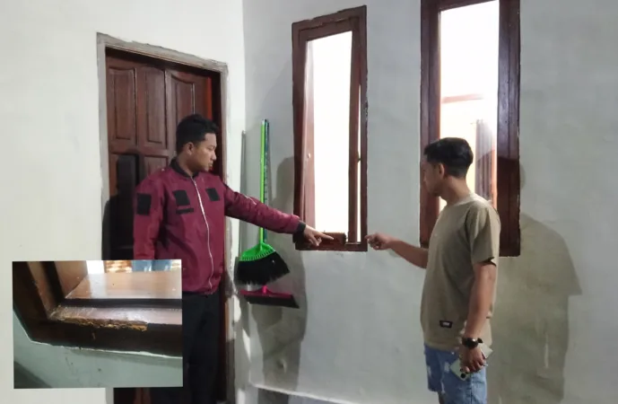 Polisi lakukan olah tkp di rumah korban insert bekas congkelan dijendela (BM)