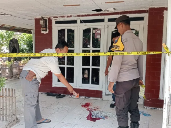 Polisi saat melakukan olah TKP (BM)