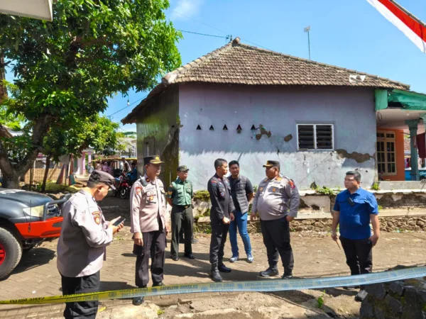 Polisi melakukan olah tkp (hms)
