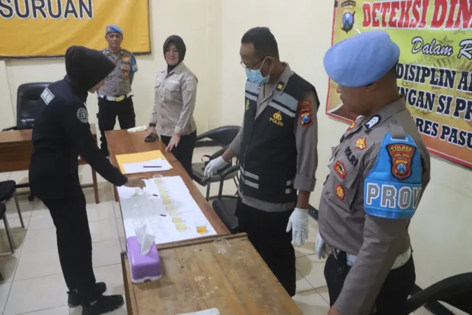 Suasana polisi Wanita lakukan tes urin (Hms)
