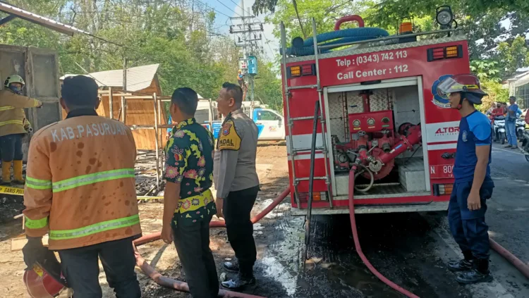 Ditinggal Melihat Karnaval, Rumah di Prigen Pasuruan Dibobol Maling 1 Kapolsek Grati berdama Damkar lakukan pembasahan di TKP (Polsek)