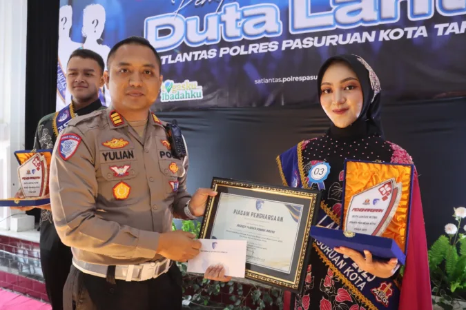 Kasat Lantas AKP Yulian Putra menyerahkan piagam penghargaan kepada Duta Lantas Putri baru (hms)