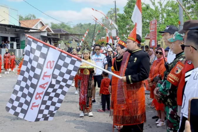 Diduga Putus Cinta, Mahasiswi di Surabaya Lompat dari Lantai 22 1 Kepala Desa dan Ketua PPK Desa Kurung berangkatkan karnaval (BM)