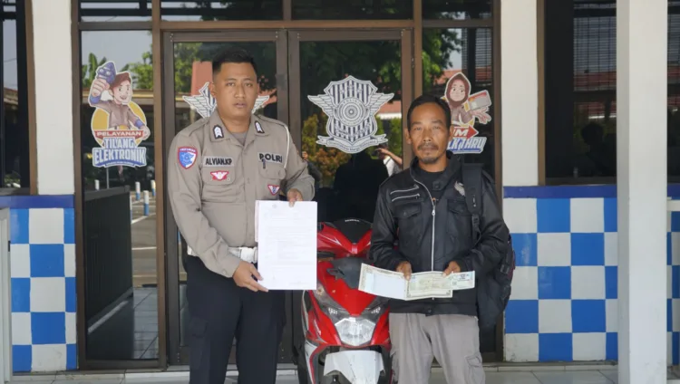 Gudang Mebel di Pasuruan Terbakar Hebat, Kerugian Capai Rp 50 Juta 1 Polisi saat menyerahkan motor kepada pemiliknya (satlantas)