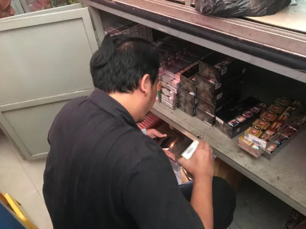 Tim Gabungan saat mengecek keberadaan rokok ilagal di toko (BM)