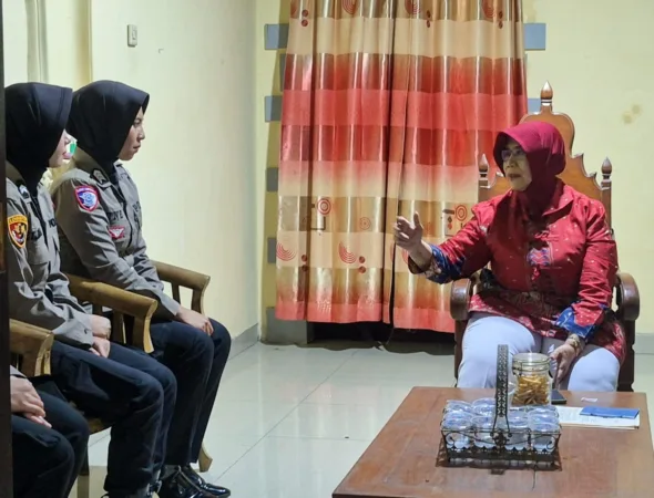 Janji Palsu Bebaskan Tahanan, Tiga Penipu Mengaku Polisi Diringkus Polres Pasuruan Kota 1 AKBP (Purn) Musila saat menceritakan pengalamannya kepada Polwan Polres Pasuruan Kota (polres)
