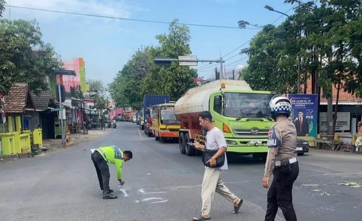 Sejumlah NGO Demo di Kantor Bawaslu Kabupaten Pasuruan, Berikut Tuntutannya 1 Polisi melakukan olah TKP di Simpang Empat Krampyangan (BM)