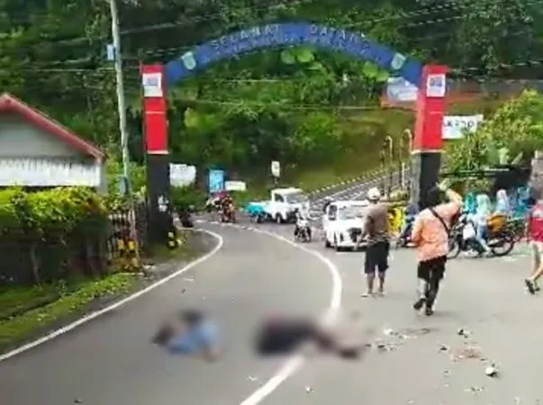 Dua muda mudi saat tergletak di jalan raya (ist)
