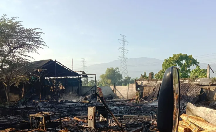 Petugas BPBD Kota Pasuruan melakukan pembasahan (BM)