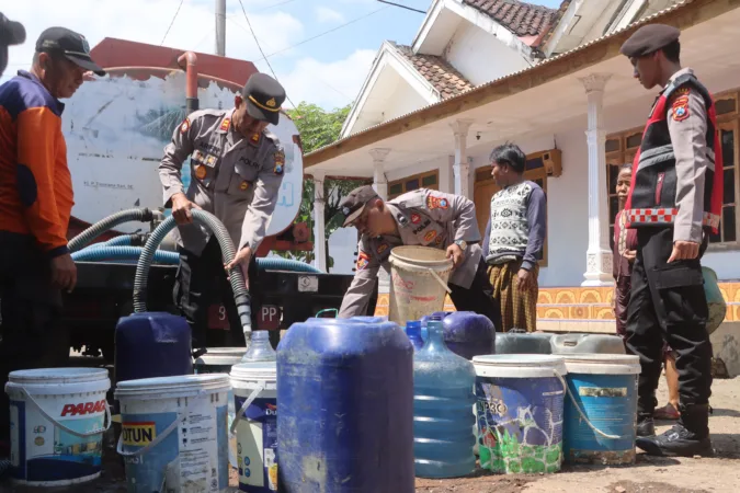 Pastikan Keamanan Arus Mudik, Wakapolres Metro Jakarta Timur Tinjau Pospam H Naman 1 Bantuan Air Bersih dari Polisi dan BPBD Tiba, Wajah Warga Tiris Bahagia