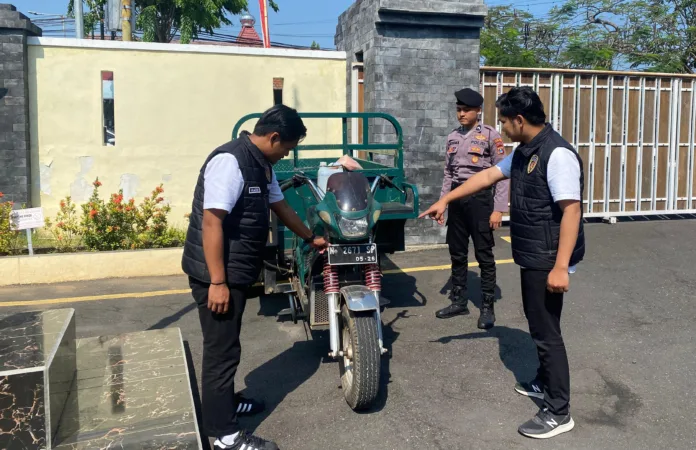 Polisi Buru Pelaku Percobaan Perampasan dan Penganiayaan dengan Celurit di Pasuruan 1 Tak Hanya Gadaikan Mobil, Oknum Kades di Pasuruan Gadaikan Kendaraan Roda Tiga diduga Bantuan dari Pemkab