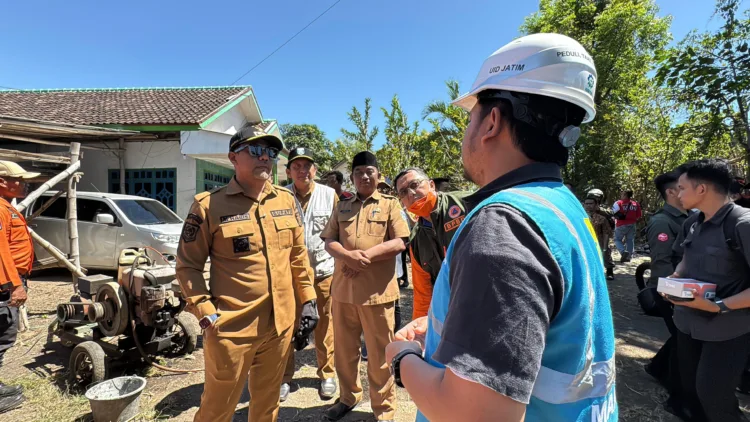 PLN UP3 Pasuruan saat melihat lokasi bersama Bupati Probolinggo (BM)