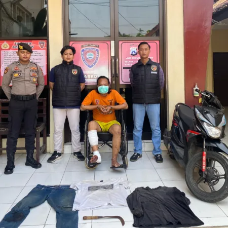 Berkat CCTV, Pelaku Jambret dengan Celurit Ditangkap Polisi 1 Polisi pamerkan Pelaku jambret serta barang bukti (Reskrim)