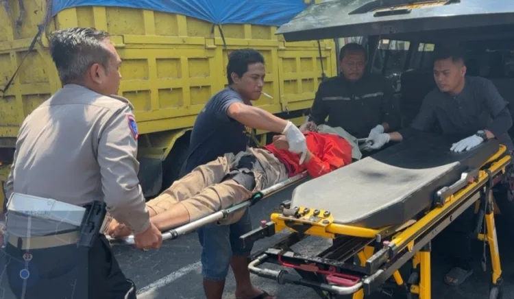 4 Sapi di Jember Digondol Maling, 1 Ekor Ditemukan Warga di Kubangan Lumpur 1 Warga dan Polisi evakuasi korban ke ambulance (BM)