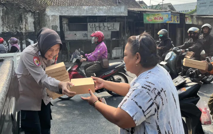 Jalin Kedekatan dengan Masyarakat, Polwan Polres Pasuruan Bagikan Nasi Kotak