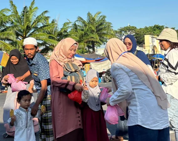 Anggota IWAPI bagikan konsumsi ke jemaah (BM)