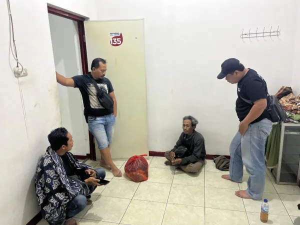 Tradisi Unik 'Arebbuan' Semarakkan Perayaan Maulid Nabi di Pasuruan 1 Polisi saat menangkap pelaku pencurian becak (reskrim)