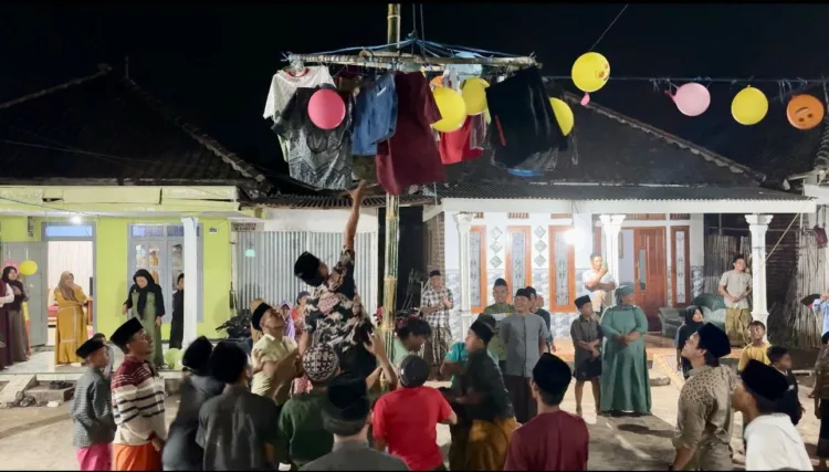Haul ke-44 Mbah Hamid Pasuruan, IWAPI Bagikan Ribuan Paket Konsumsi 1 Warga Dusun Krajan saat berebut gantungan (BM)