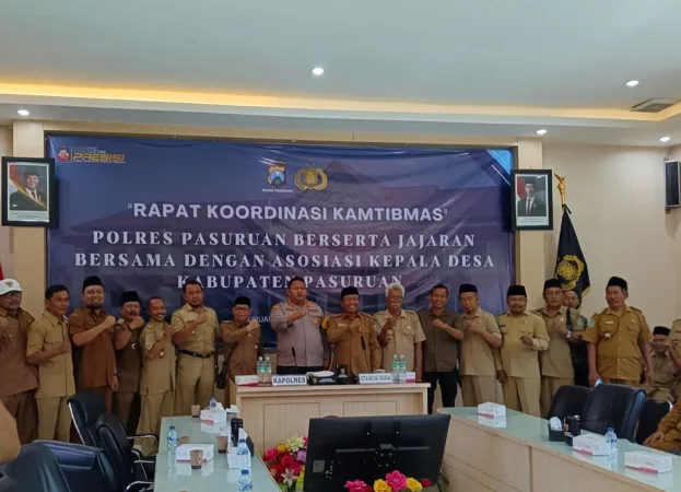 Edarkan Pil Kucing, Pemuda Asal Wonorejo Pasuruan Terancam 15 Penjara 32ribu Pil Disita 1 AKBP Jazuli foto bersama dengan AKD (BM)