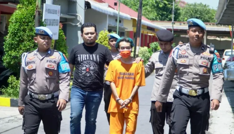 Pelaku saat dikeler ke ruang rilis (BM)