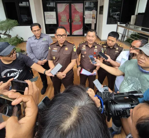 Kejari Kebaupaten Bekasi saat merilis korupsi uang dana desa (Frm)