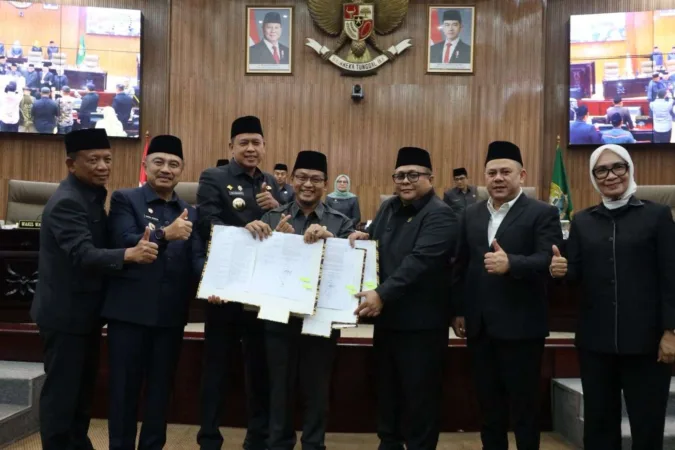 Taman Kota Bantargebang Terlantar, Toilet Jadi Tempat Sampah Botol Miras Bekas 1 Berlaku Mulai Oktober 2025, Pemkot Bekasi Naikkan Honor RT dan RW
