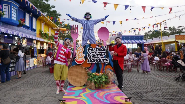 Vidi Aldiano Ungkap Fakta Kondisi Kesehatannya Lewat Medsos, Begini Ceritanya 1 Indosat Hadirkan Jaringan Andal di Festival Kuliner Bandung 2025