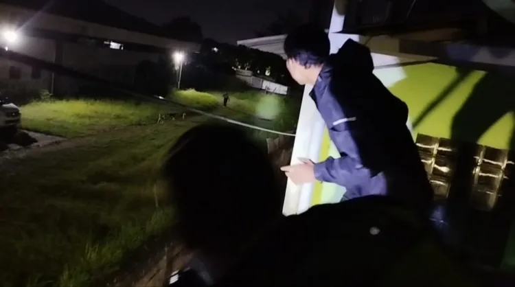 Alarm Indomaret Bunyi Tengah Malam, Warga Tambun Tangkap Pencuri di Atap Pabrik