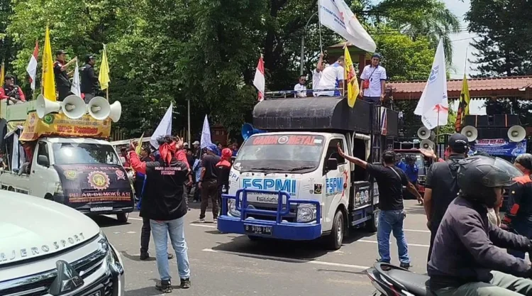 Ratusan Buruh Kepung Balai Kota Bekasi, Desak Kenaikan UMK 2026 hingga 15 Persen