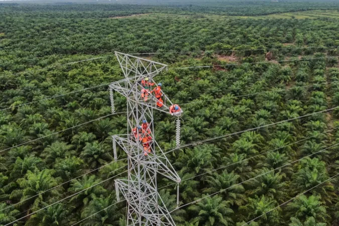 PT PLN (Persero) menegaskan komitmennya dalam memperkuat kerja sama regional menuju sistem kelistrikan hijau lintas negara di Asia Tenggara melalui pengembangan ASEAN Power Grid. Langkah ini menjadi bagian penting dalam memperkuat ketahanan energi sekaligus mempercepat pencapaian target Net Zero Emissions di kawasan.