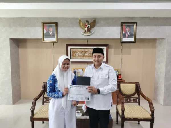 Rhenate Siswi SMAN 1 Bangil Raih Emas Olimpiade Nasional, Bupati Pasuruan Janjikan Beasiswa