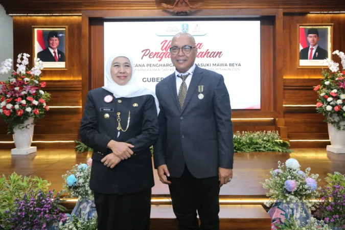 Ketua Umum Persatuan Wartawan Indonesia (PWI) Pusat, Akhmad Munir, menerima Lencana Kehormatan Provinsi Jawa Timur “Jer Basuki Mawa Beya” dari Gubernur Jawa Timur pada puncak peringatan Hari Jadi ke-80 Provinsi Jawa Timur yang digelar di Gedung Negara Grahadi, Surabaya, Minggu (12/10/2025).