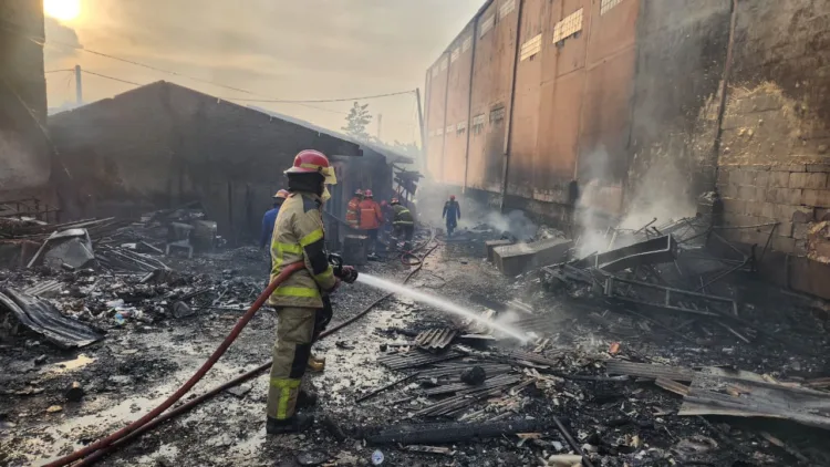 Damkar Bekasi Berhasil Evakuasi Cincin Logam di Alat Kelamin Pria di Jatisampurna 1 Kebakaran hebat melanda kawasan permukiman dan pertokoan di Jalan Raya Mustikasari, RT 04 RW 01, Kelurahan Mustikasari, Kecamatan Mustika Jaya, Kota Bekasi, pada Minggu (12/10/2025) sore.