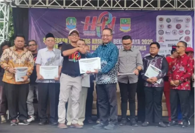 Korban Penyerangan ‘Bang Jago’ di Bekasi Akhirnya Laporan Secara Resmi, Berharap Pelaku Segera Ditangkap 1 Panitia Hari Pers Nasional (HPN) Bekasi Raya 2025 menegaskan bahwa seluruh kegiatan peringatan HPN yang digelar pada 10 Mei 2025 di Gedung Juang 45, Tambun Selatan, tidak menggunakan dana publik.