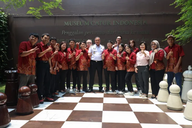 Kejari dan Pemkot Bekasi Perpanjang Kerjasama Hukum, Tegaskan Komitmen Pemerintahan Bersih 1 Wali Kota Bekasi, Tri Adhianto, mengapresiasi hadirnya Museum Catur Utut Adianto sebagai destinasi wisata edukatif baru yang menambah warna bagi Kota Bekasi. Rabu (15/10/2025).