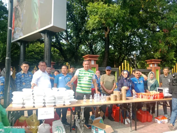 Lewat Program Bekasi Senyum, Baznas Bekasi Salurkan 9.350 Paket Sembako 1 Pemerintah Kota (Pemkot) Bekasi bersama PWI Peduli, sub-organisasi dari Persatuan Wartawan Indonesia (PWI) Bekasi Raya, kembali menunjukkan komitmen kepedulian terhadap masyarakat melalui kegiatan sosial Jumat Berkah yang digelar di Jalan Insinyur Juanda, RT 001/RW 006, Kelurahan Marga Mulya, Kecamatan Bekasi Utara, Jumat (17/10/2025).