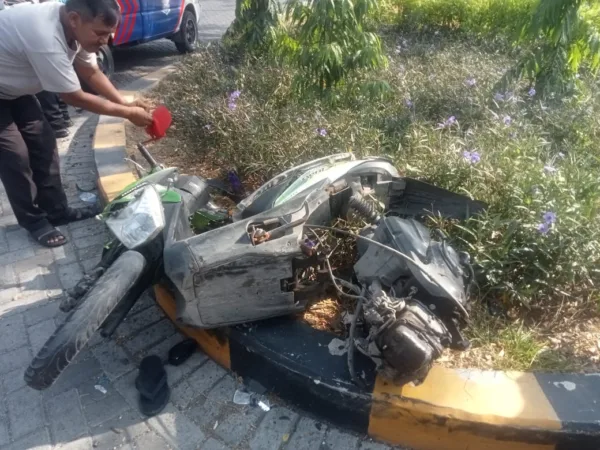 Masuki Pekan ke-46, Program Jumat Berkah Wartawan Bagikan 100 Nasi Boks ke Warga Bekasi-Jakarta 1 Kecelakaan lalu lintas terjadi di jalur persimpangan kawasan Industri PIER, tepatnya di Dusun Krajan, Kecamatan Rembang, Kabupaten Pasuruan. Insiden tersebut melibatkan dua sepeda motor, yakni Honda BeAT tanpa pelat nomor dan Honda CBR N 2917 VAE, Jumat (17/10/2025).