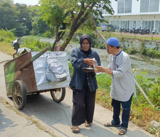 Warga Mustika Jaya Digegerkan Penemuan Ular Sepanjang 3 Meter dan 30 Telur 1 IMG 20251017 WA0077
