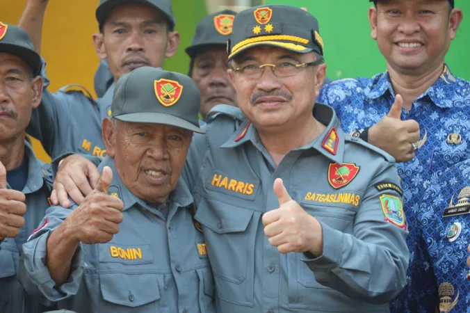 Masa Jabatan 1.539 Anggota BPD Kabupaten Bekasi Resmi Diperpanjang 1 Wakil Wali Kota Bekasi, Abdul Harris Bobihoe, memimpin apel Satuan Perlindungan Masyarakat (Satlinmas) yang digelar di Stadion Mustikajaya. Jum'at (17/10/2025).