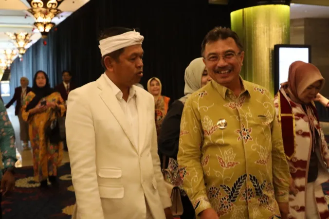 Rebutkan Kuota 200 Peserta, Ribuan Warga Karawang Ikuti Program Sosialisasi Magang ke Jepang 1 Wakil Wali Kota Bekasi, Abdul Harris Bobihoe, menghadiri sidang senat terbuka wisuda 521 sarjana Universitas Kebangsaan Republik Indonesia (UKRI) yang digelar di Trans Convention Centre, Kota Bandung, Jawa Barat, Sabtu (18/10/2025).