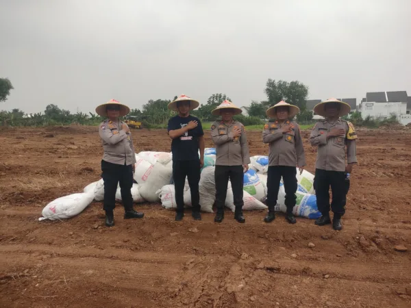 29 Desa di Kabupaten Bekasi Dilanda Krisis Air Bersih 1 Kapolsek Bantar Gebang, Kompol Sukadi, SH, MM, bersama Wakapolsek AKP Karna, SH, Kanit Binmas Iptu Jamingan, Aiptu Munasir, dan Bhabinkamtibmas Kelurahan Padurenan Aipda Mugiyono, meninjau proses pengolahan lahan pertanian jagung di Kelurahan Padurenan, Kecamatan Mustikajaya, Kota Bekasi, Senin (20/10/2025).