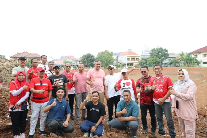Wali Kota Bekasi, Tri Adhianto, meninjau progres pembangunan Polder Air di Kelurahan Sepanjang Jaya, Kecamatan Rawalumbu, Minggu (19/10)